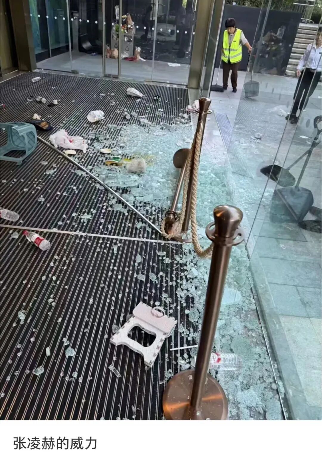 张凌赫南宁活动粉丝失控挤碎玻璃门，5人擦伤