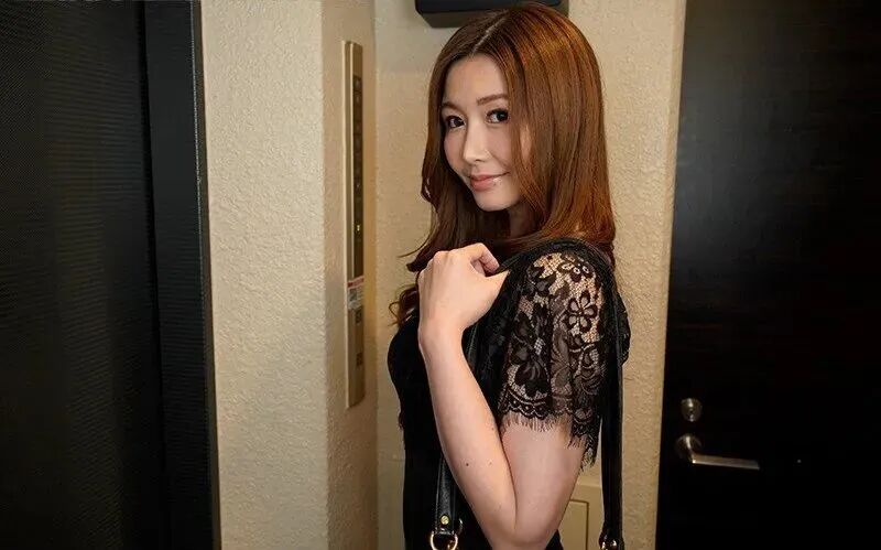 熟女御姐爱弓凉：人妻角色演绎到极致，那股媚劲儿无人能挡