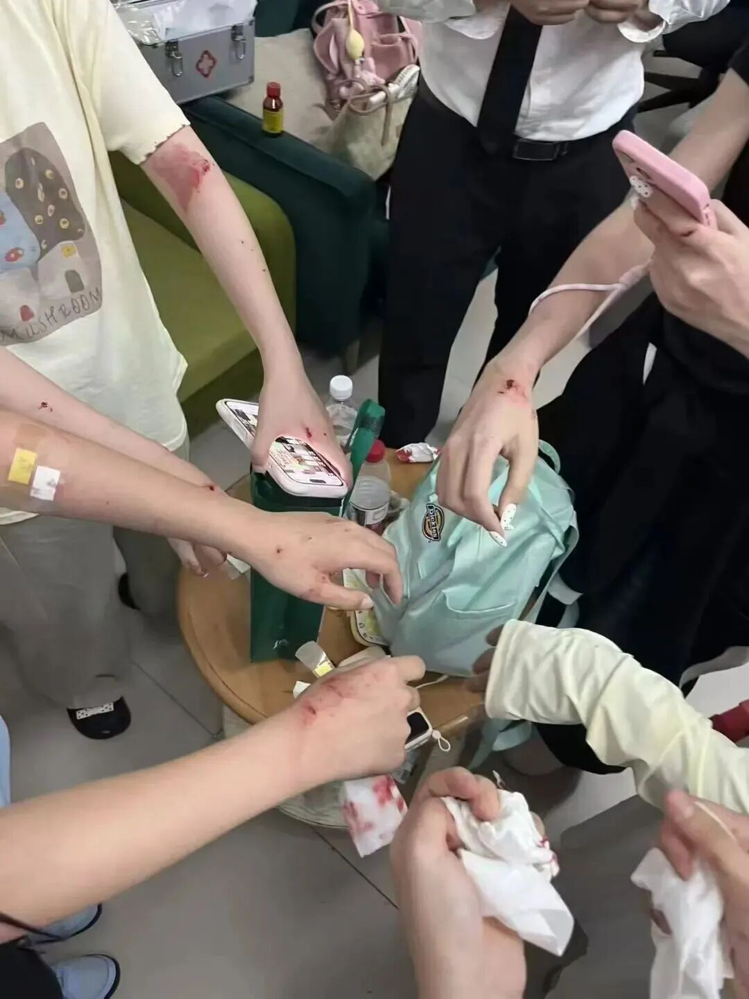 张凌赫南宁活动粉丝失控挤碎玻璃门，5人擦伤