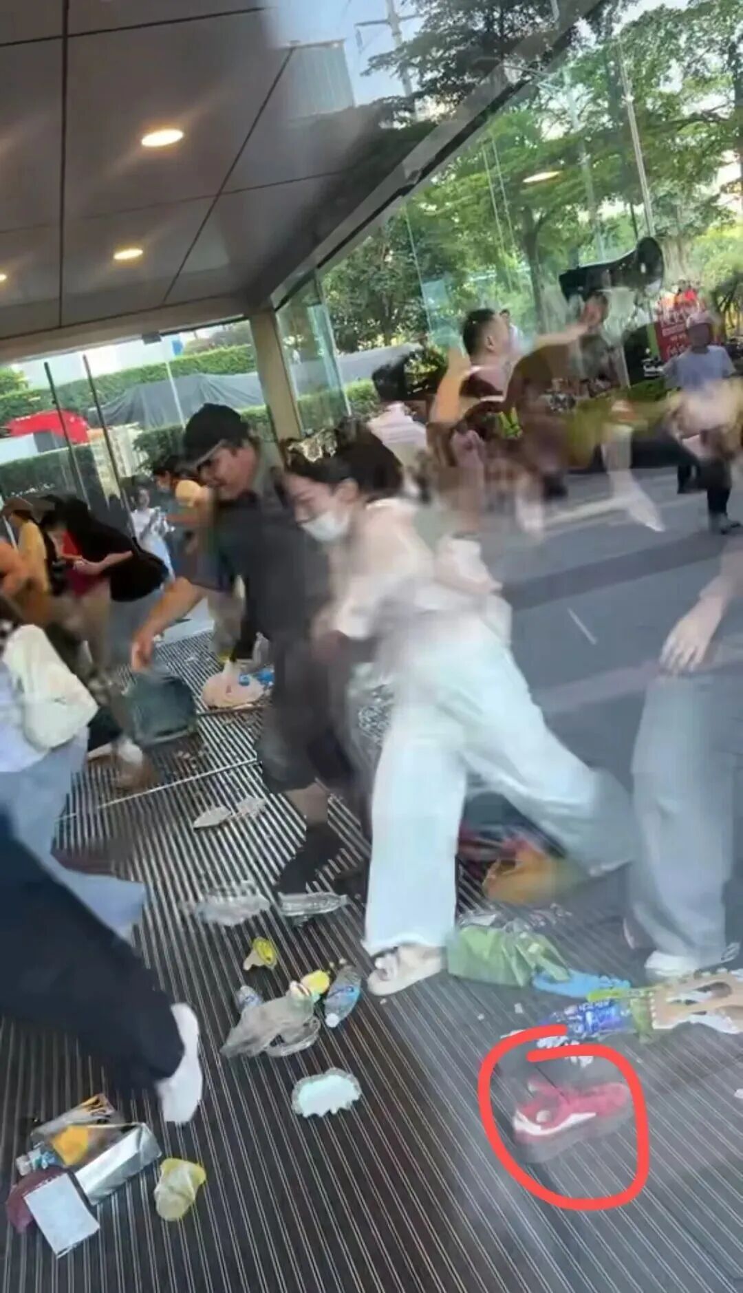张凌赫南宁活动粉丝失控挤碎玻璃门，5人擦伤