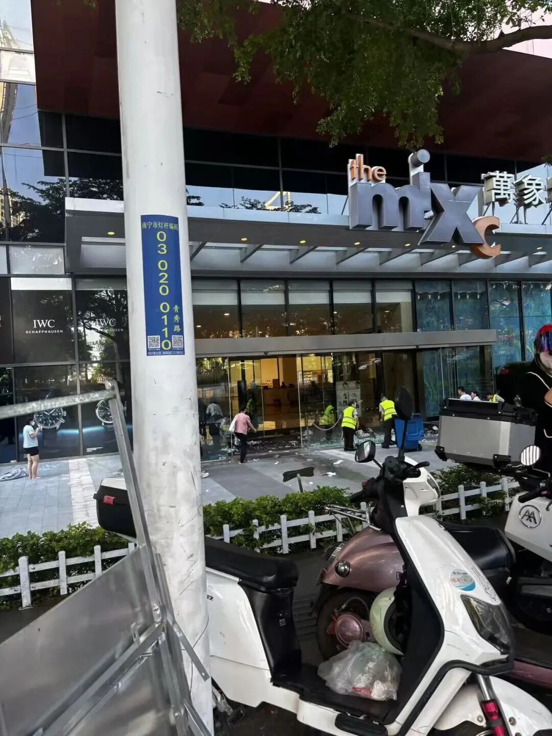 张凌赫南宁活动粉丝失控挤碎玻璃门，5人擦伤