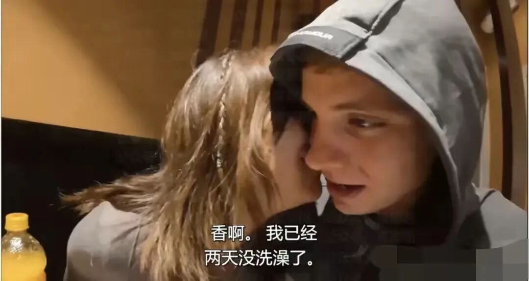 “西安麻辣烫”事件:英国博主24小时搭讪中国女孩,公开直播全过程